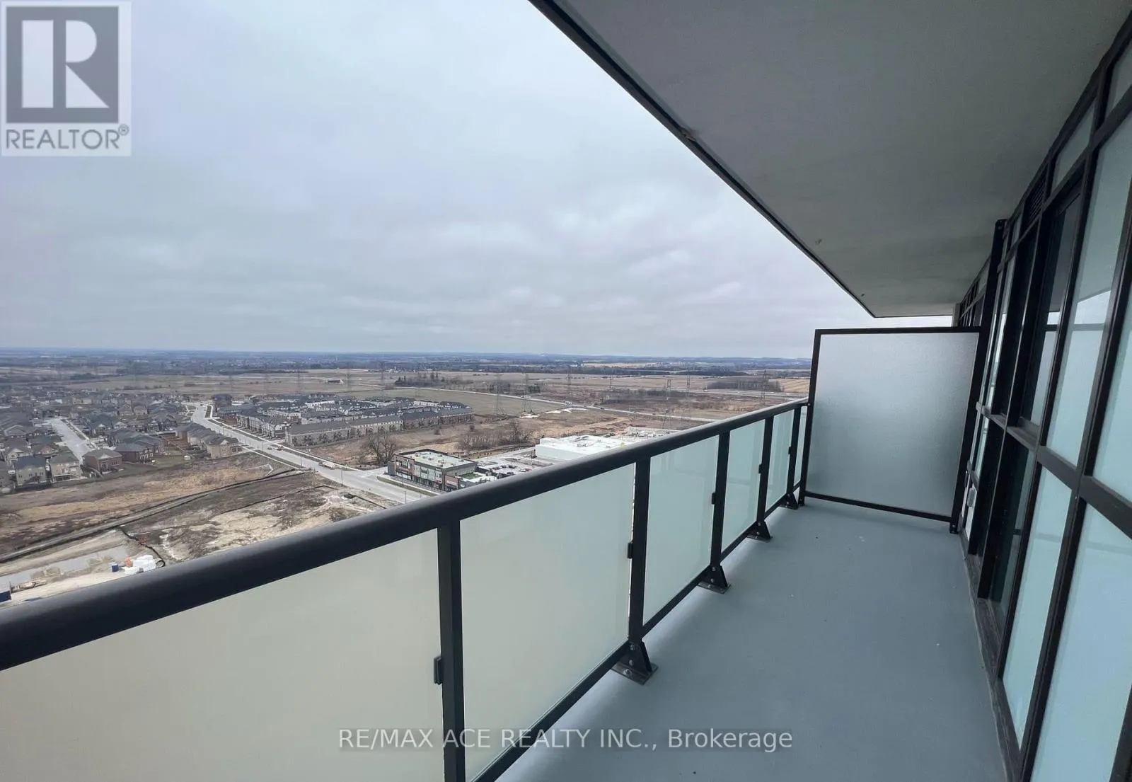 1402 - 2550 SIMCOE STREET N