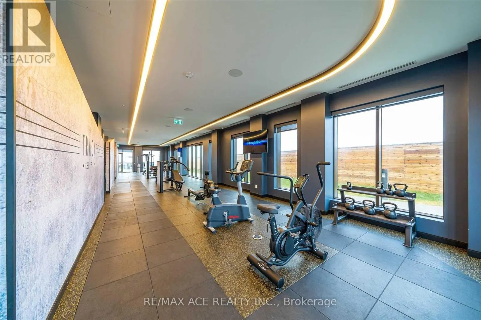 1402 - 2550 SIMCOE STREET N