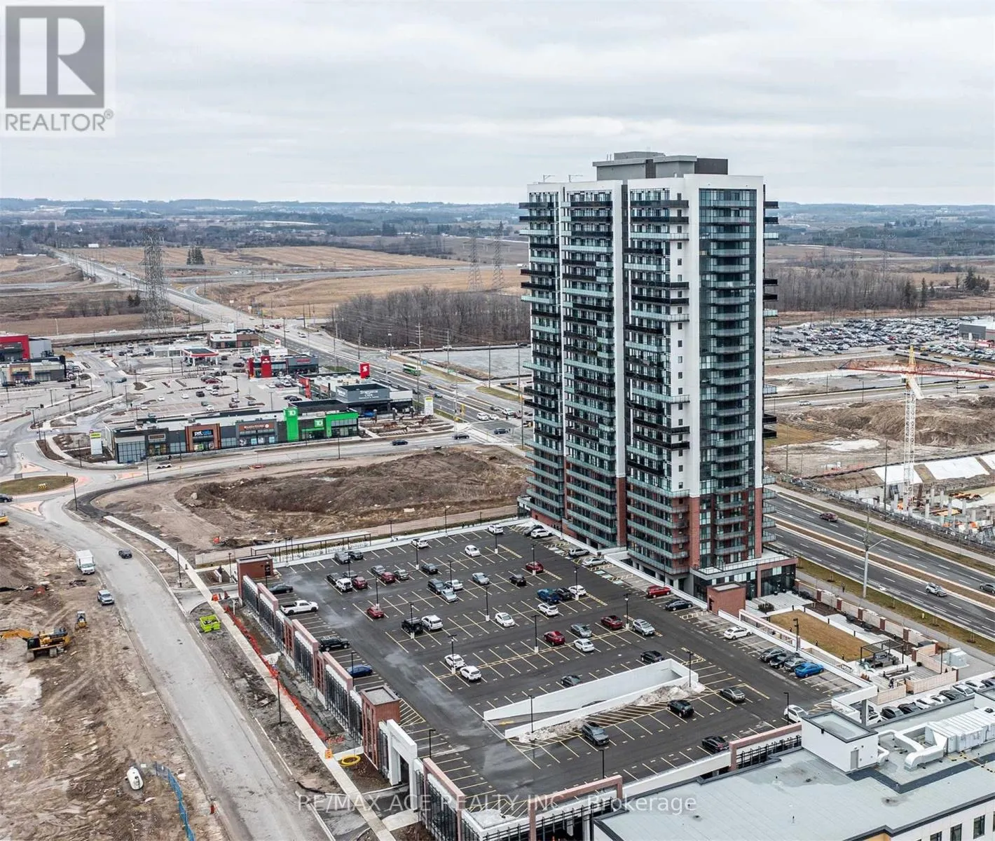 1402 - 2550 SIMCOE STREET N
