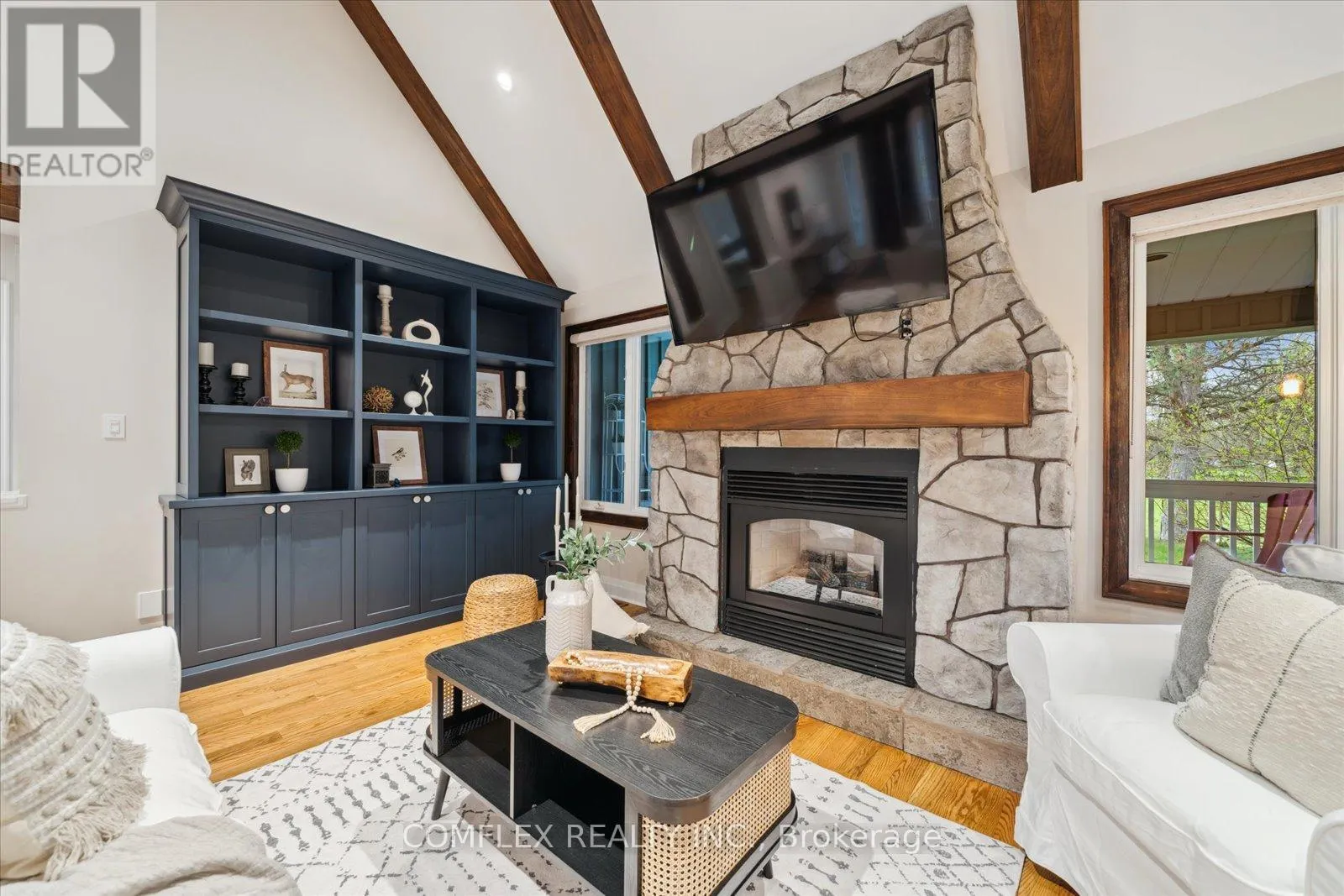 2 TAUNUS COURT