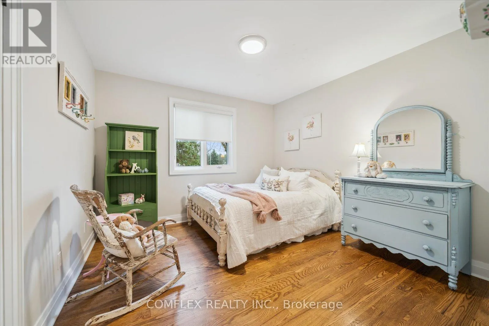 2 TAUNUS COURT