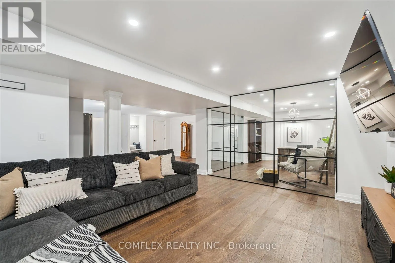 2 TAUNUS COURT