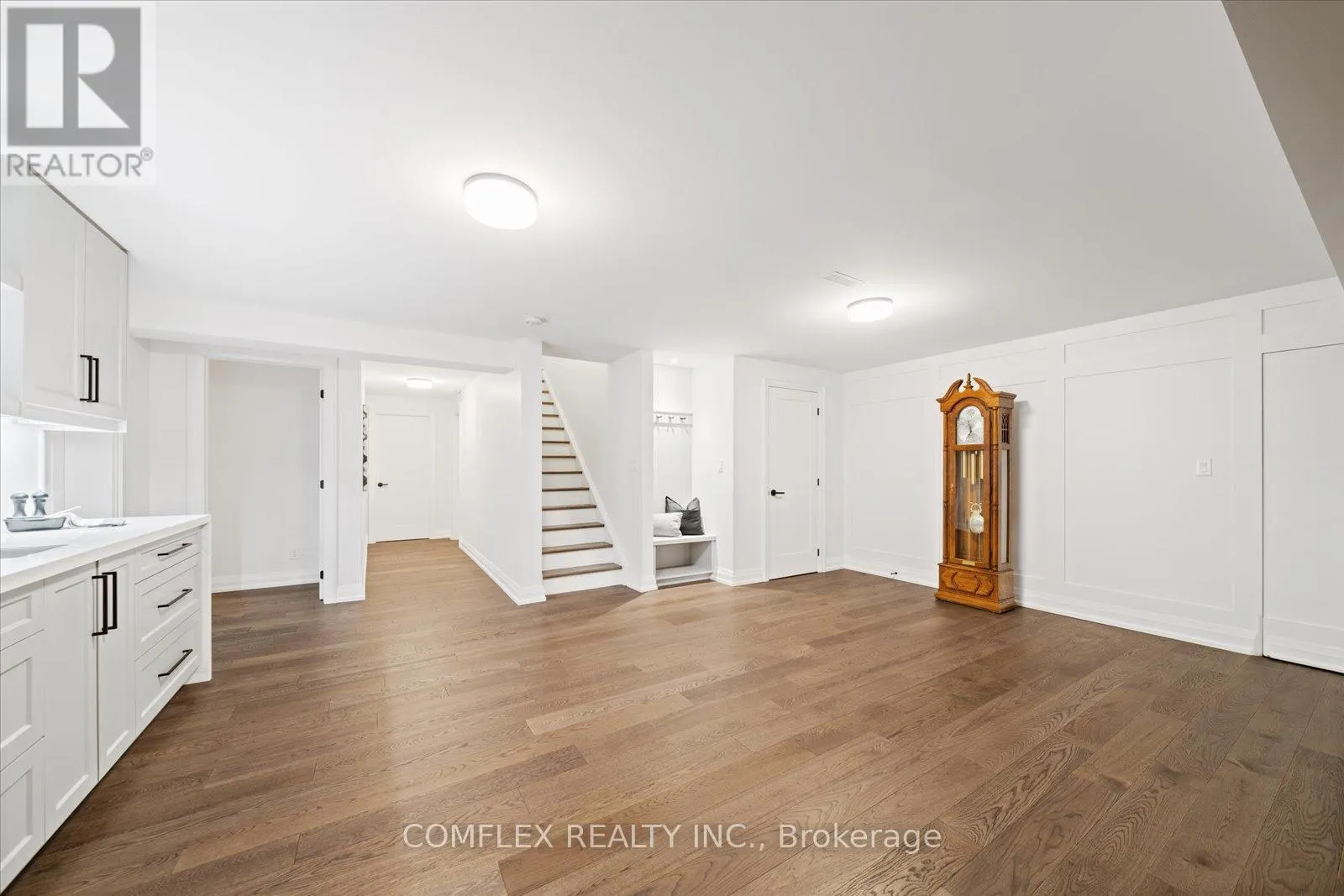 2 TAUNUS COURT