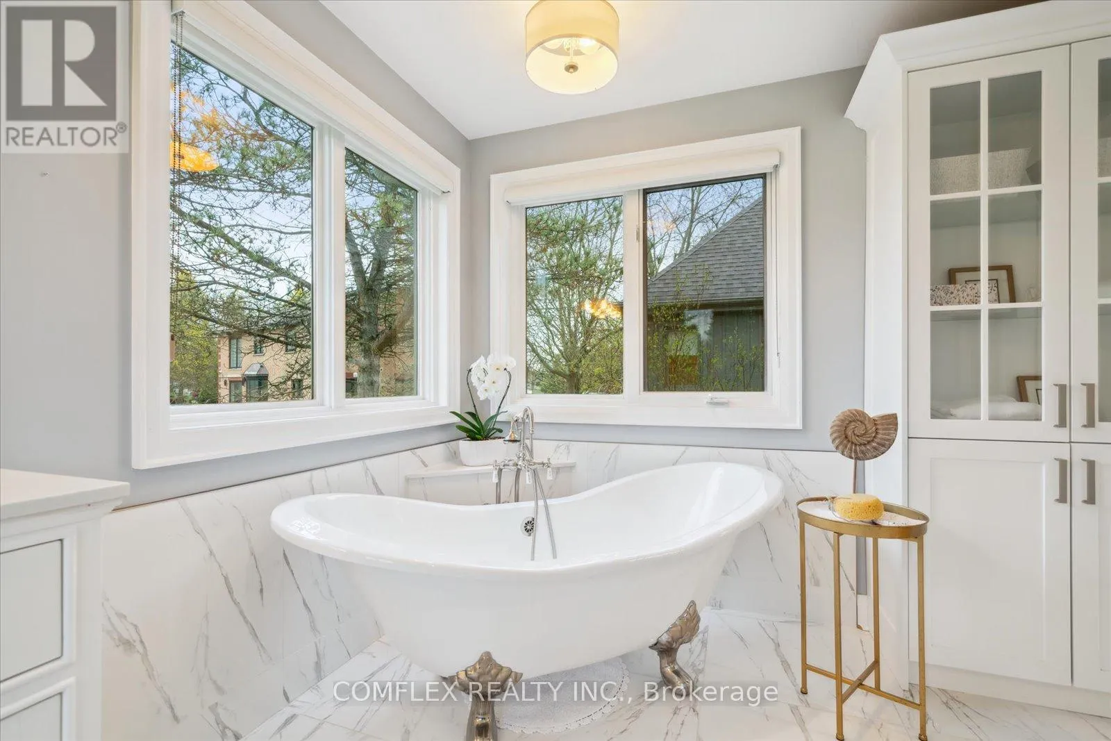 2 TAUNUS COURT