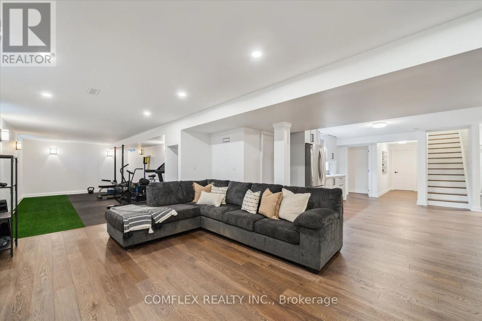 2 TAUNUS COURT