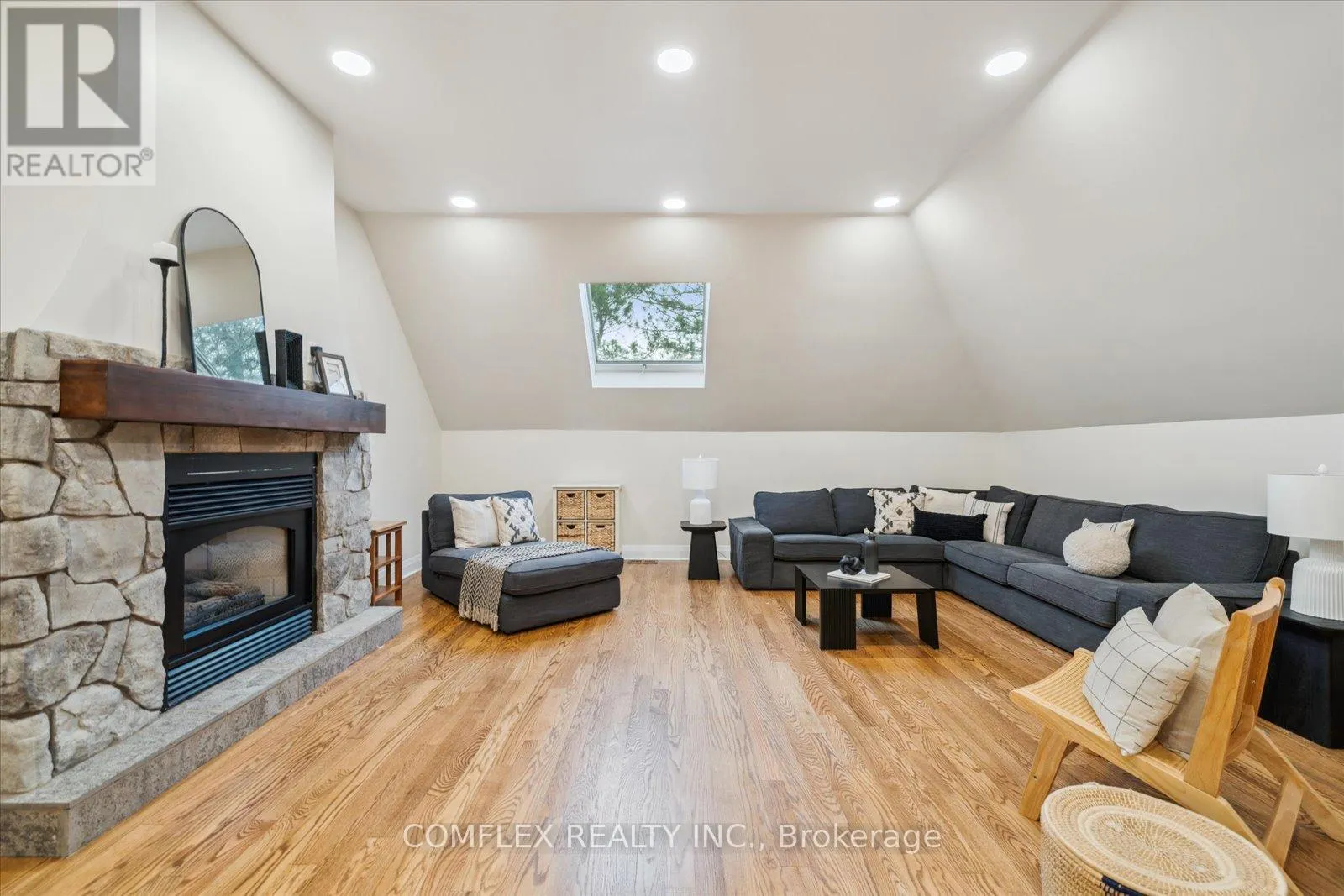 2 TAUNUS COURT