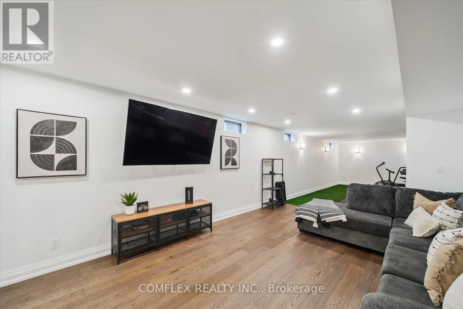 2 TAUNUS COURT