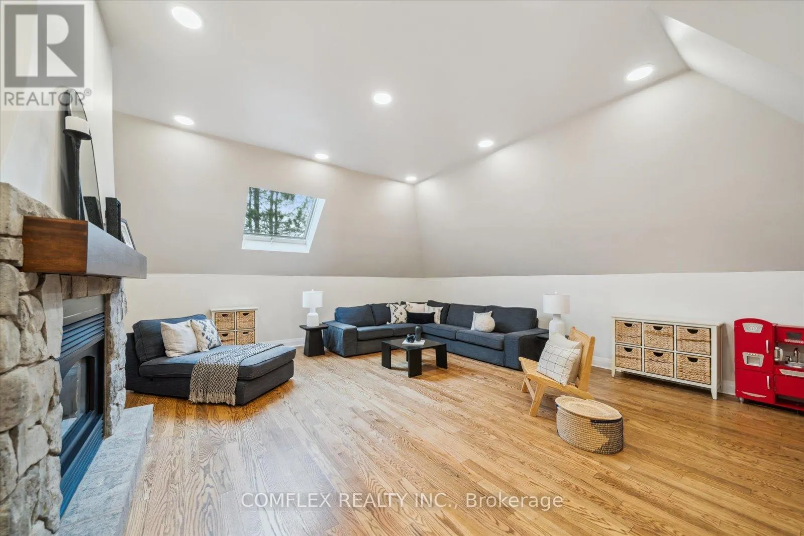 2 TAUNUS COURT