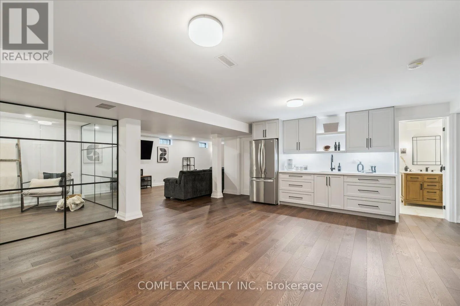 2 TAUNUS COURT