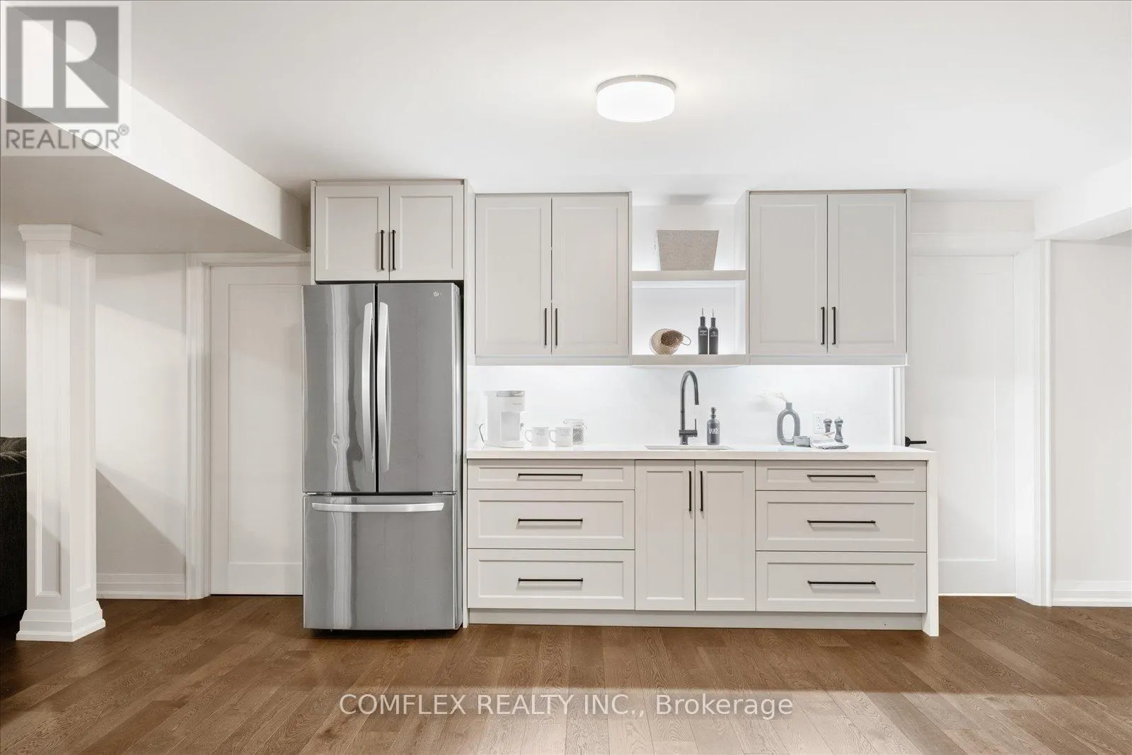 2 TAUNUS COURT