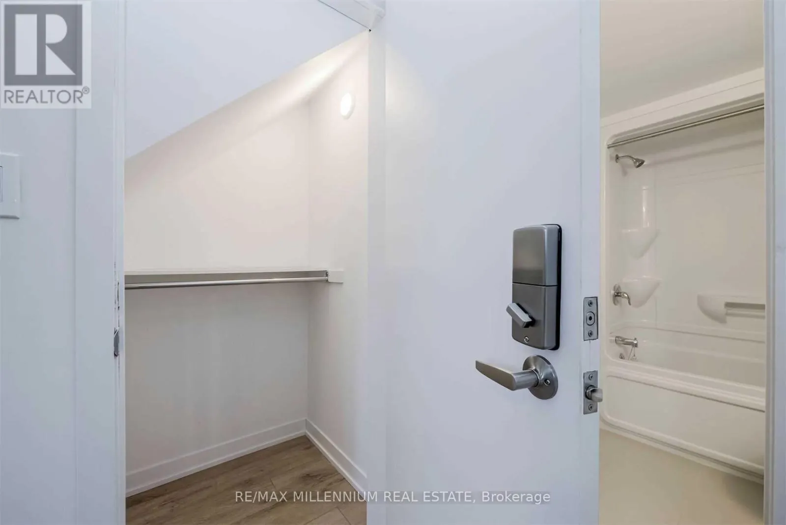 33 - 1740 SIMCOE UNIT 1 STREET