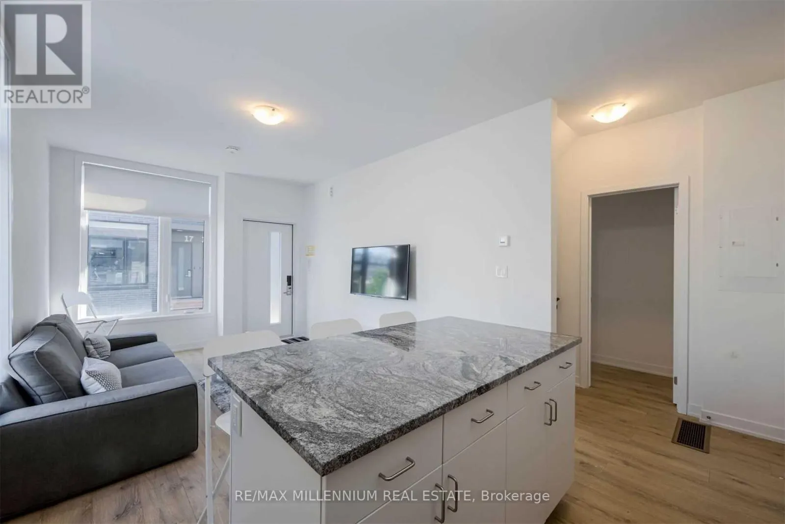 33 - 1740 SIMCOE UNIT 1 STREET