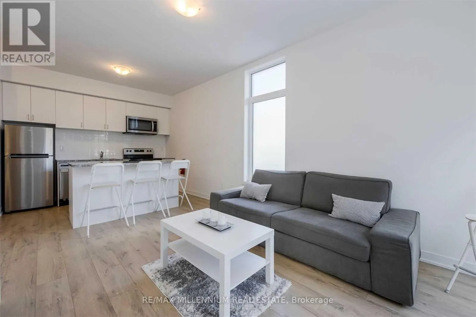 33 - 1740 SIMCOE UNIT 1 STREET