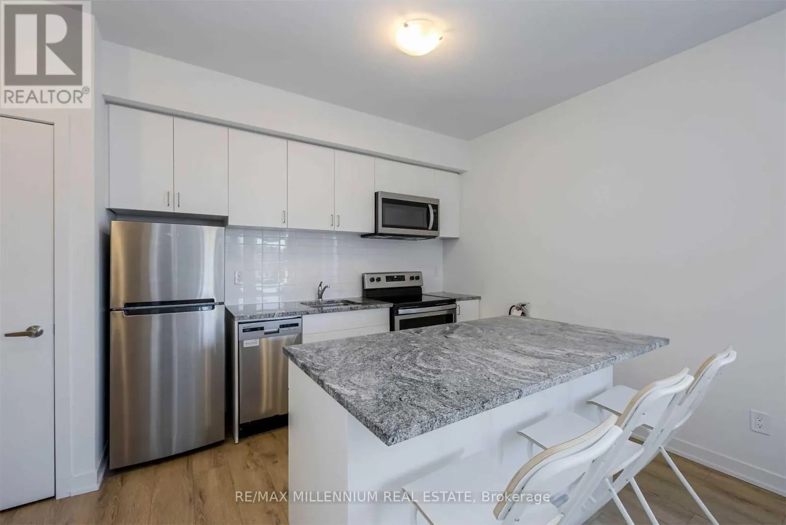 33 - 1740 SIMCOE UNIT 1 STREET
