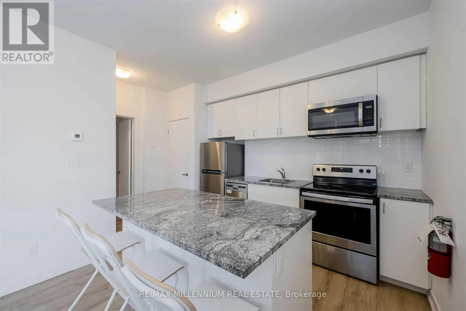 33 - 1740 SIMCOE UNIT 1 STREET