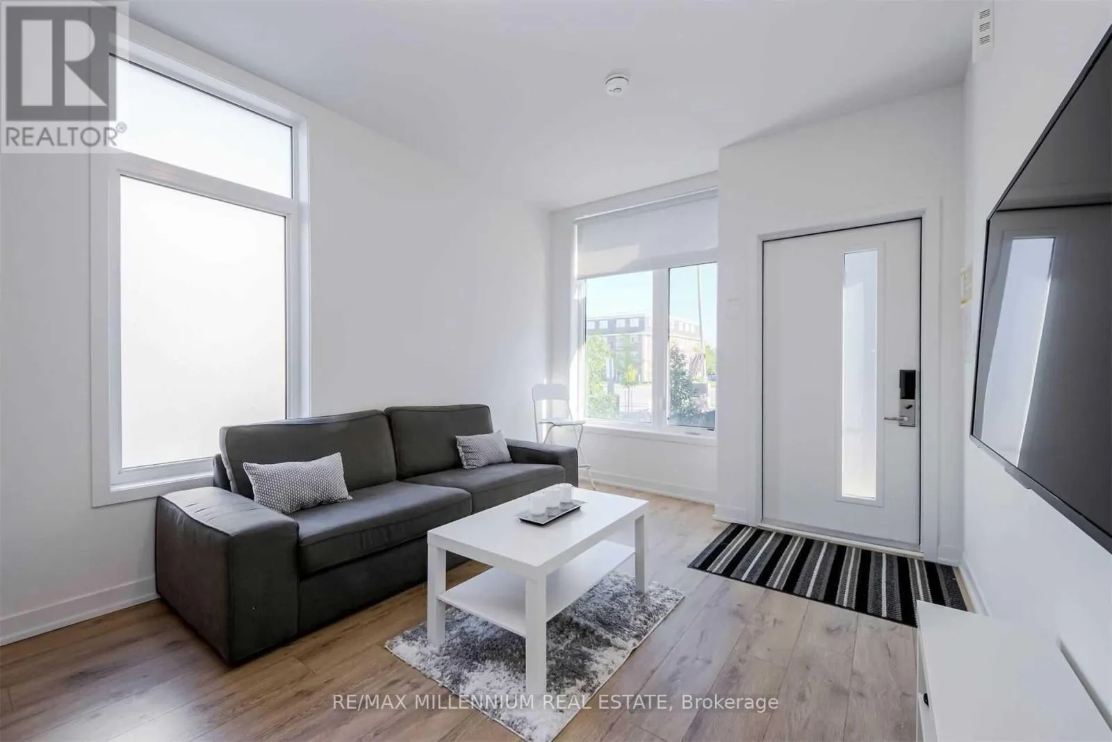 33 - 1740 SIMCOE UNIT 1 STREET