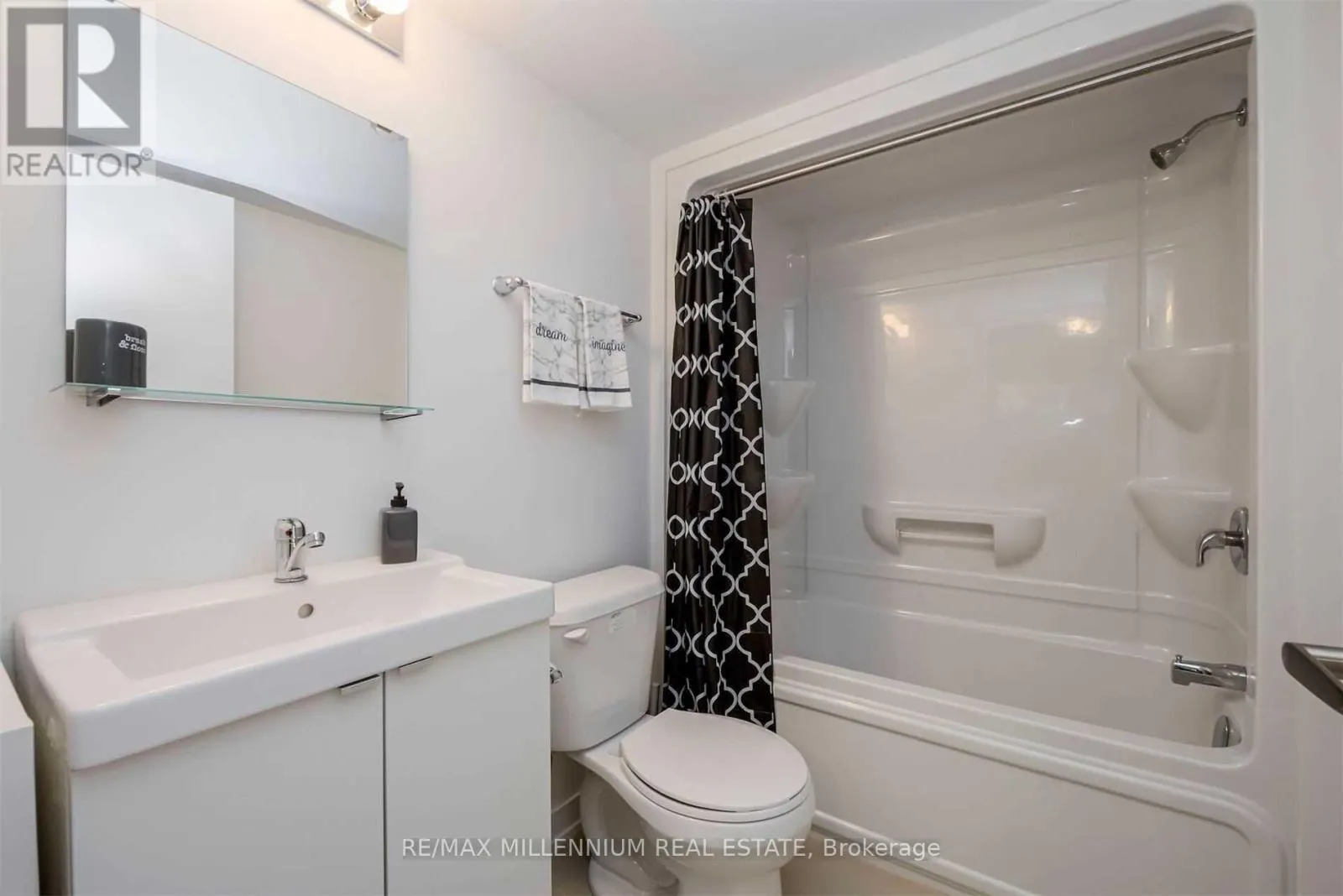 33 - 1740 SIMCOE UNIT 1 STREET