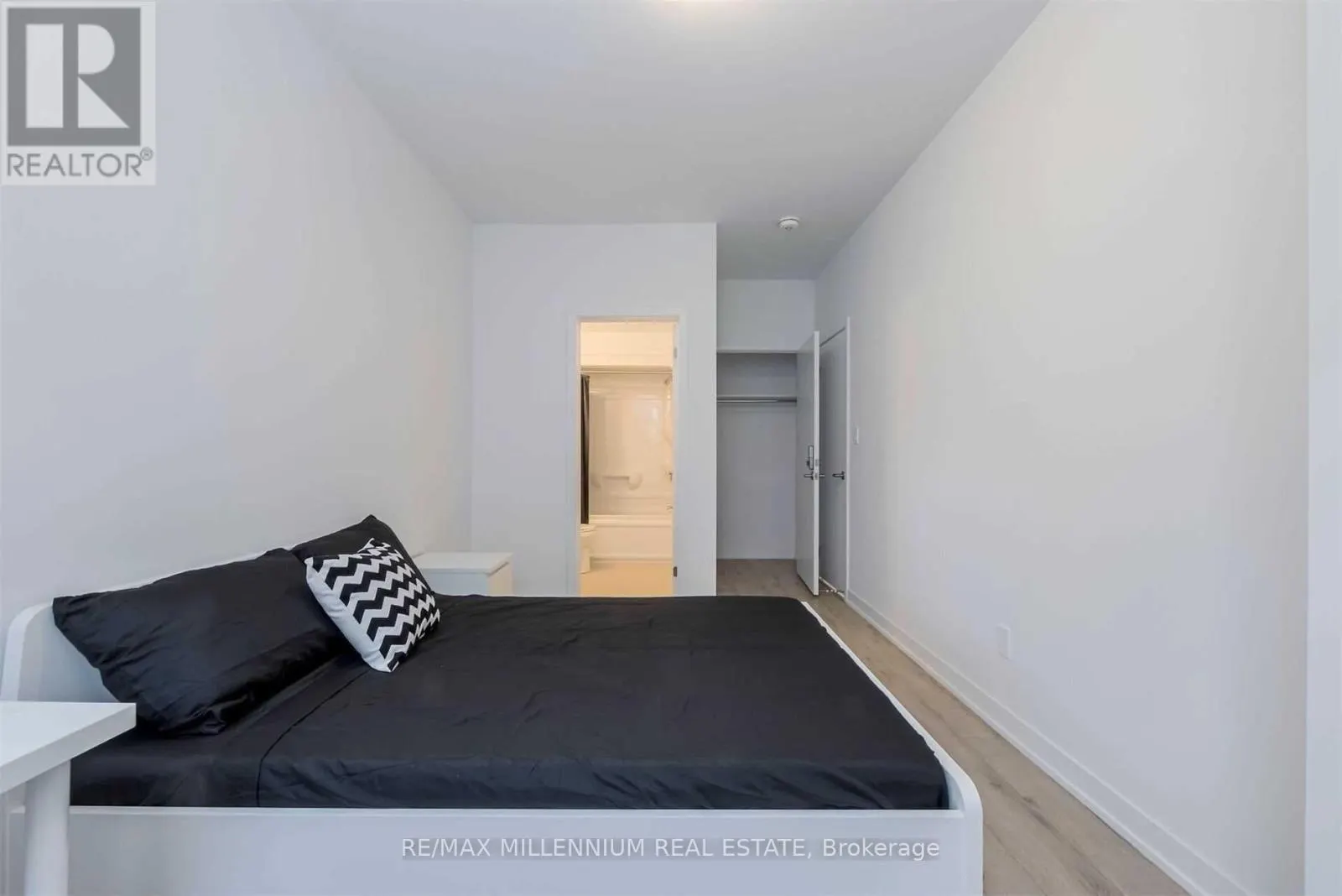 33 - 1740 SIMCOE UNIT 1 STREET