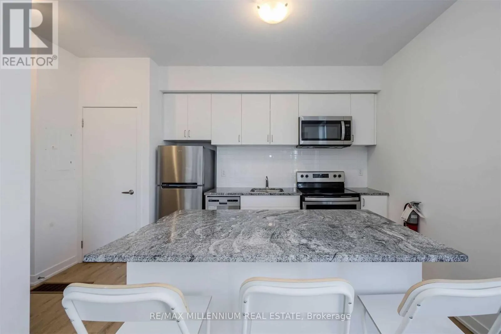 33 - 1740 SIMCOE UNIT 1 STREET