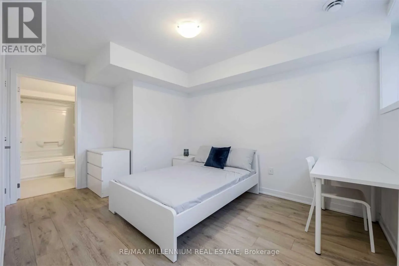 33 - 1740 SIMCOE UNIT 1 STREET