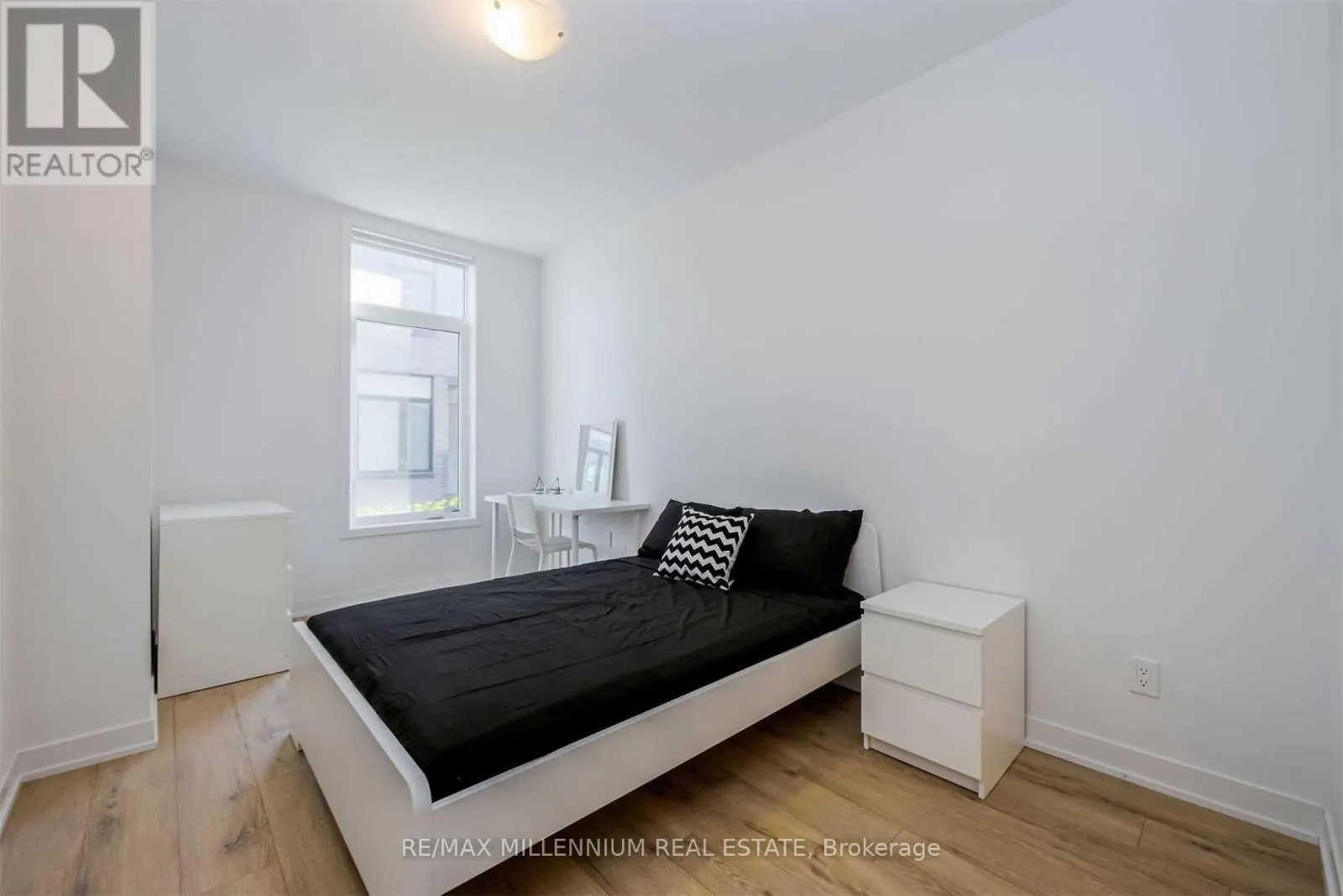 33 - 1740 SIMCOE UNIT 1 STREET