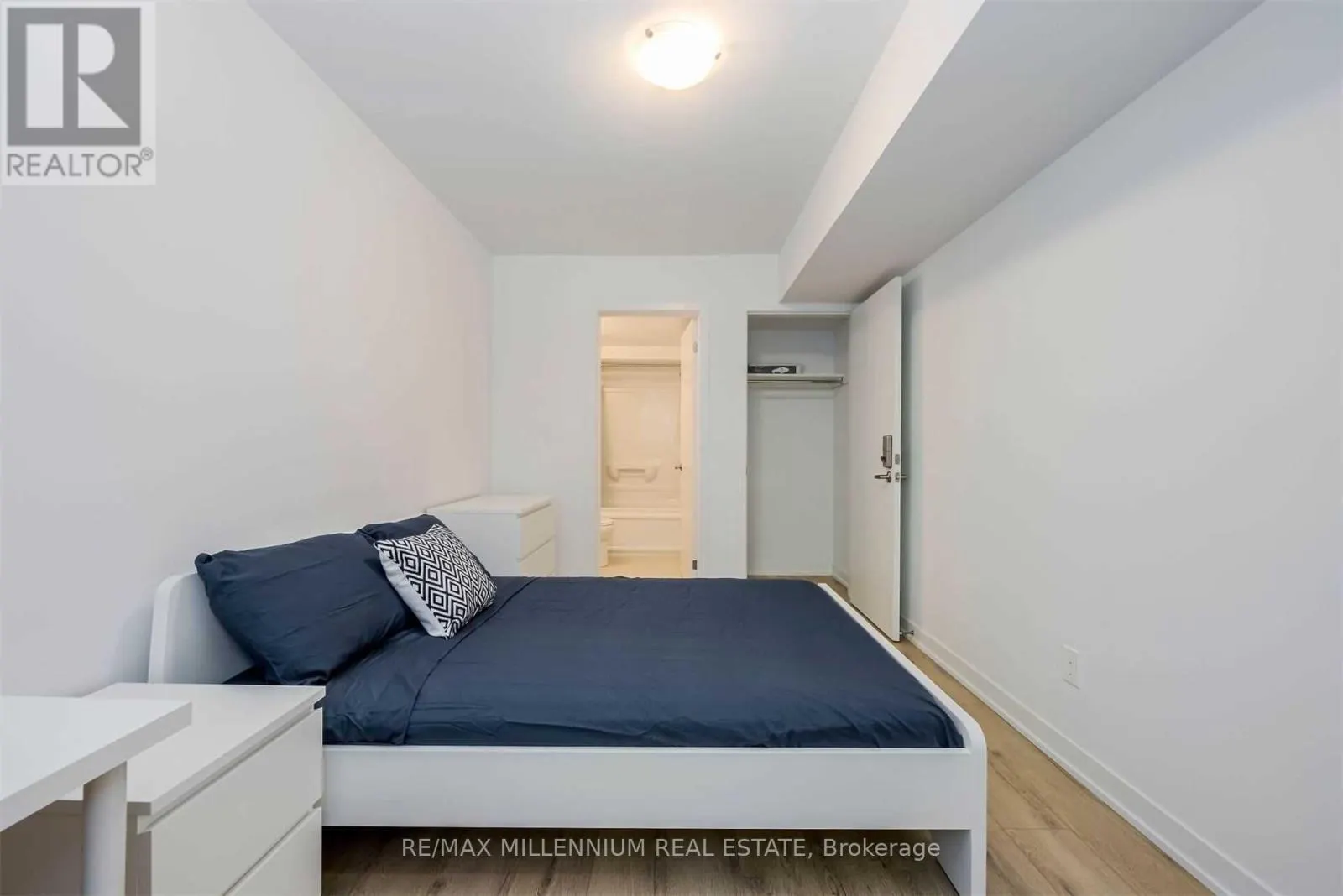33 - 1740 SIMCOE UNIT 1 STREET