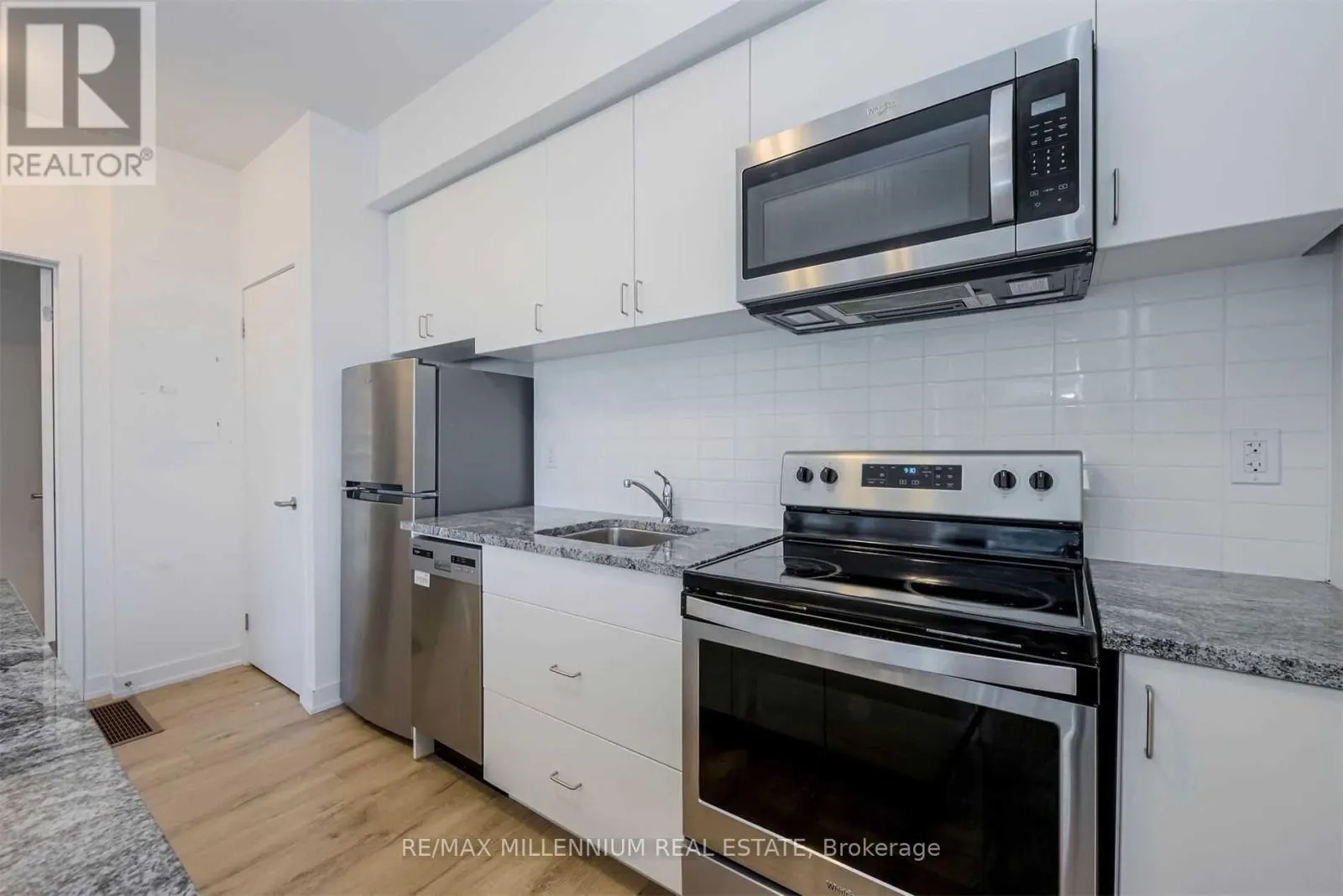 33 - 1740 SIMCOE UNIT 1 STREET