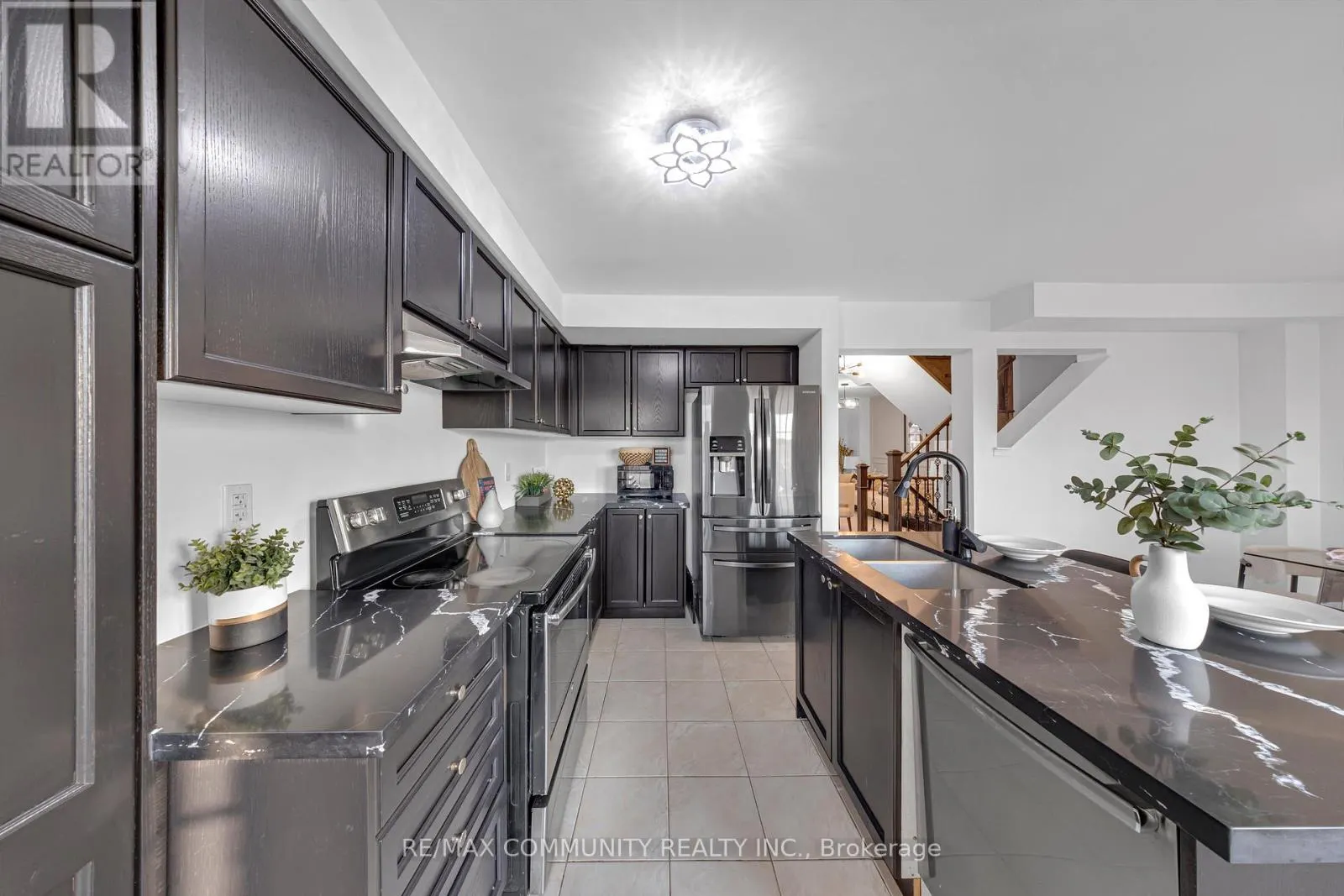 473 ROSSLAND ROAD E