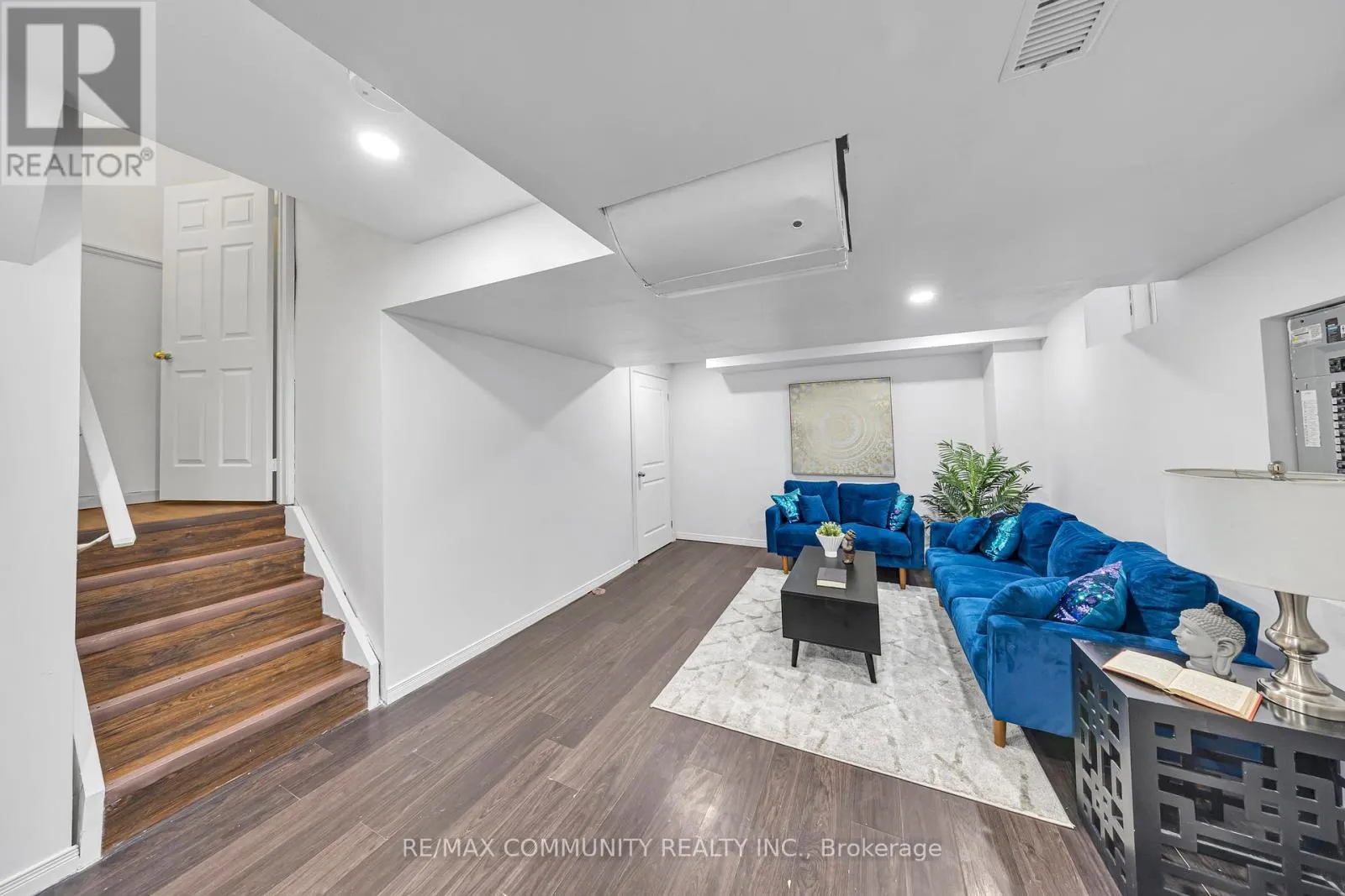473 ROSSLAND ROAD E