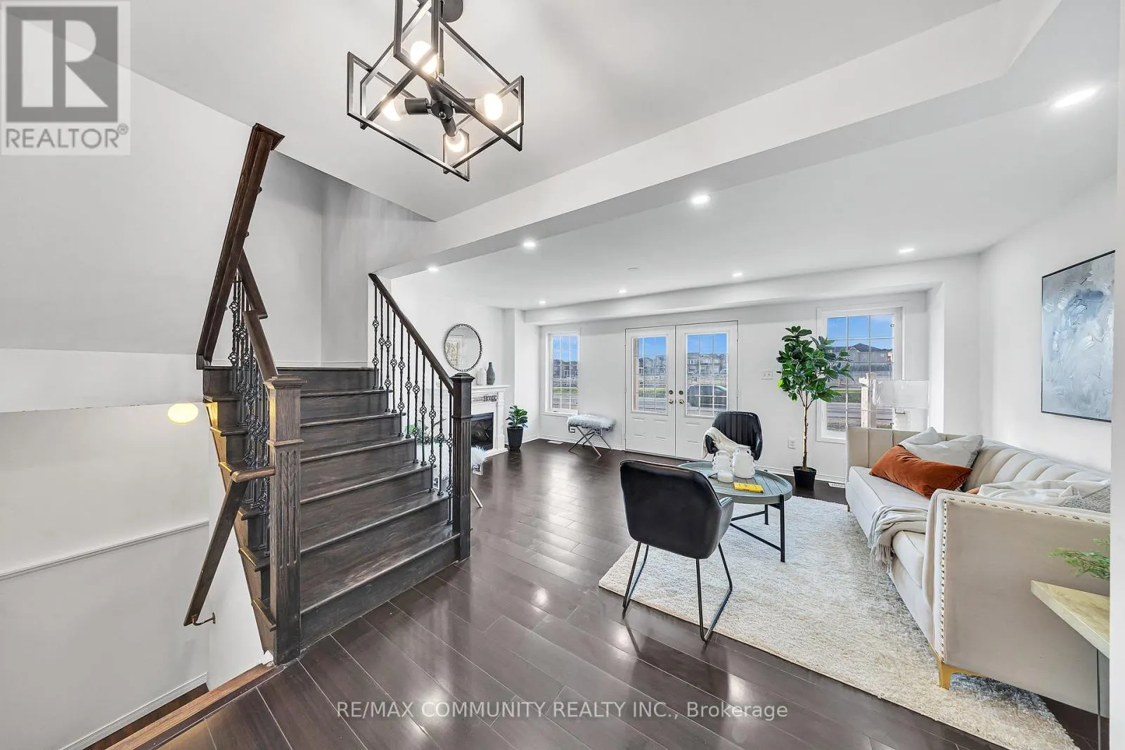 473 ROSSLAND ROAD E