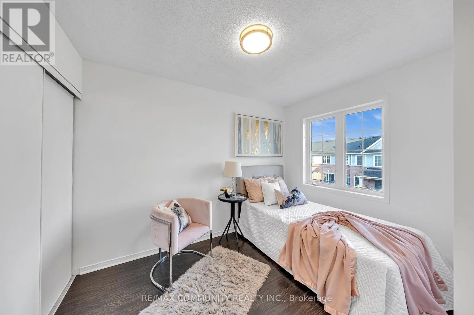473 ROSSLAND ROAD E