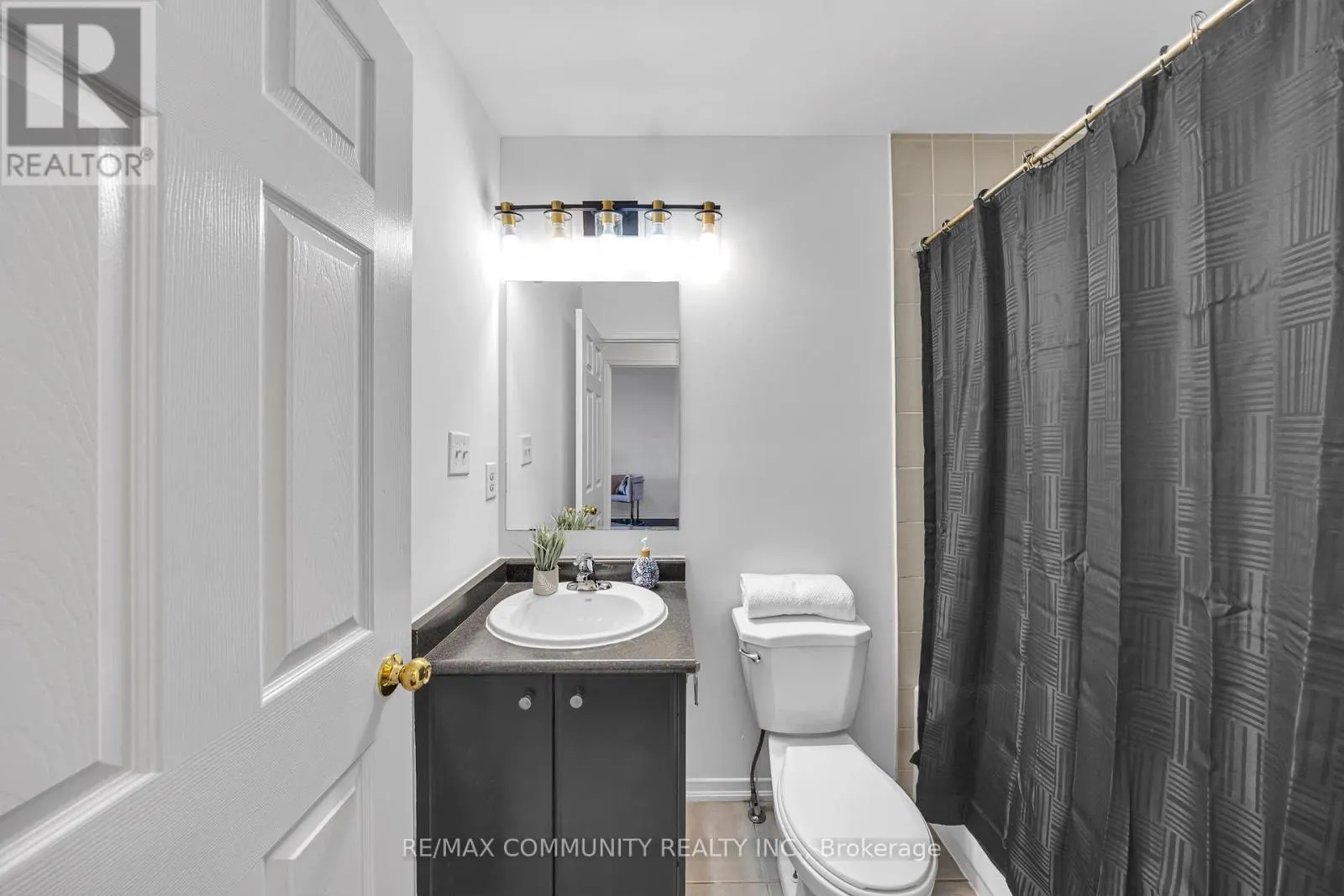 473 ROSSLAND ROAD E