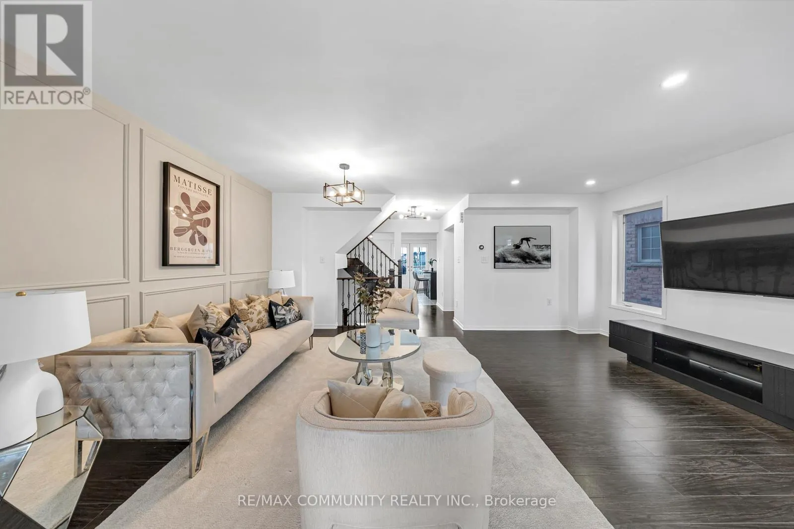 473 ROSSLAND ROAD E