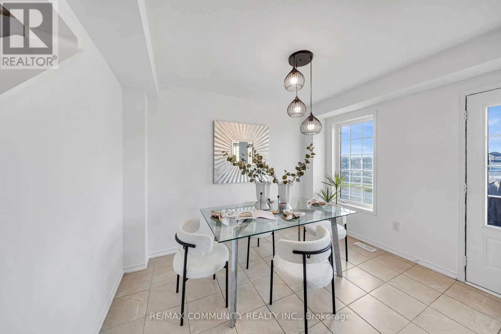 473 ROSSLAND ROAD E
