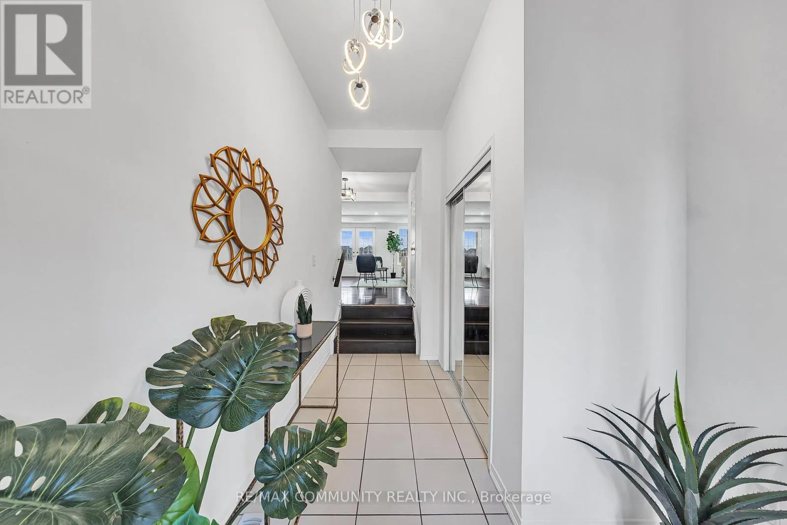 473 ROSSLAND ROAD E