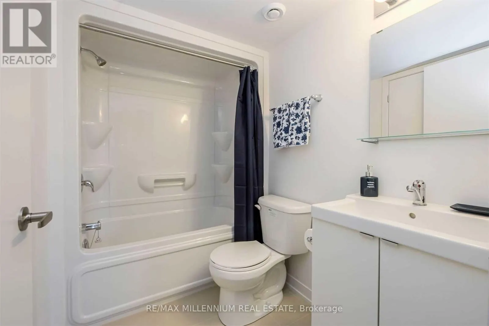 33 - 1740 SIMCOE UNIT 2 STREET