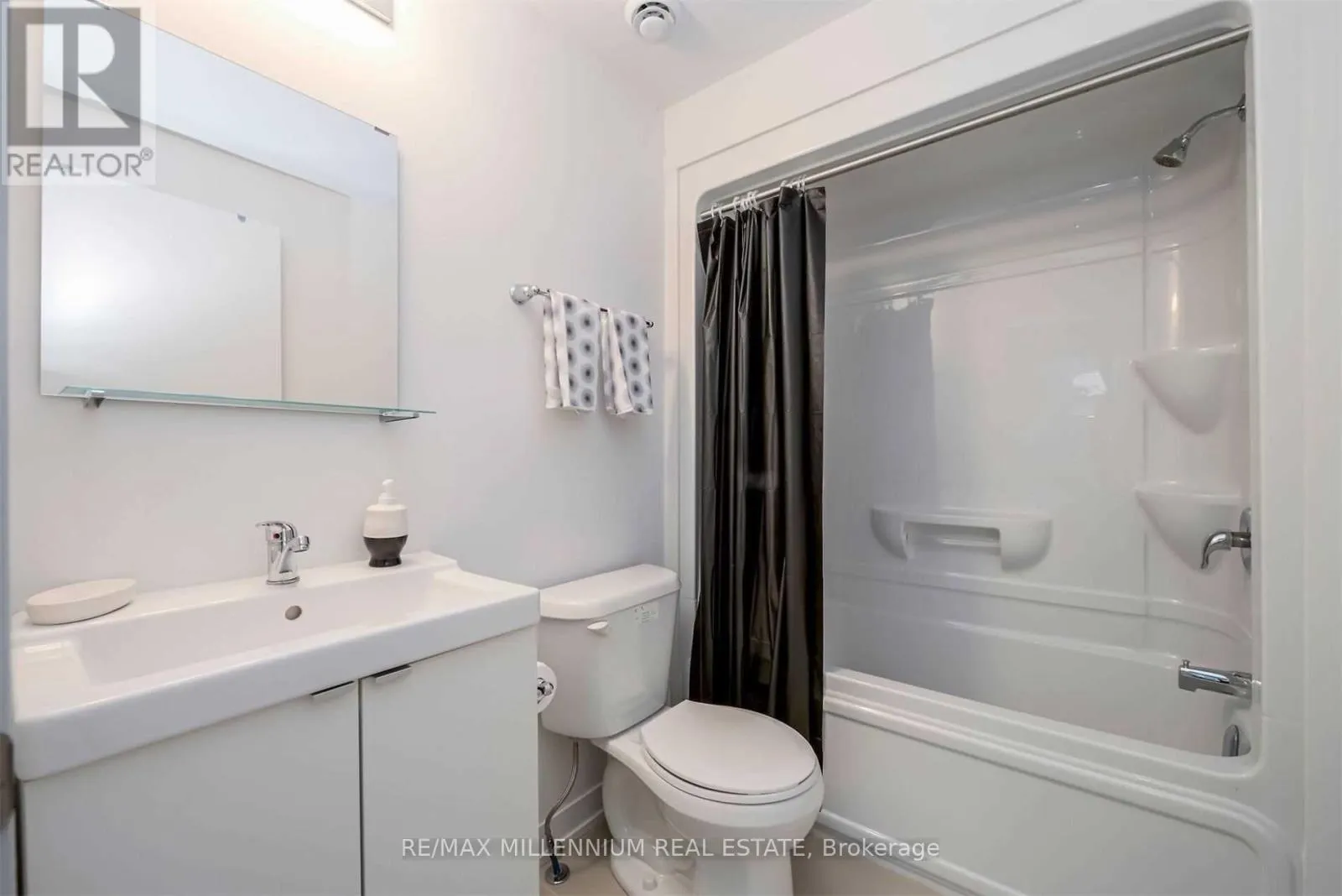 33 - 1740 SIMCOE UNIT 2 STREET