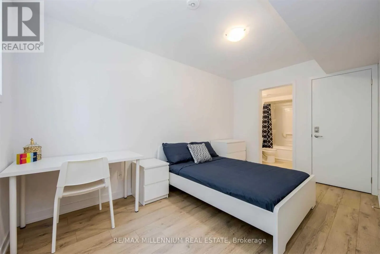 33 - 1740 SIMCOE UNIT 2 STREET