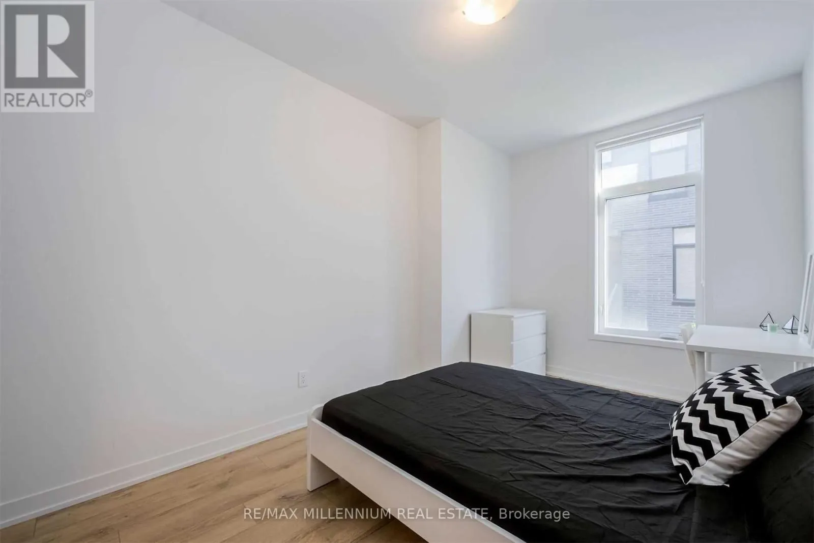 33 - 1740 SIMCOE UNIT 2 STREET