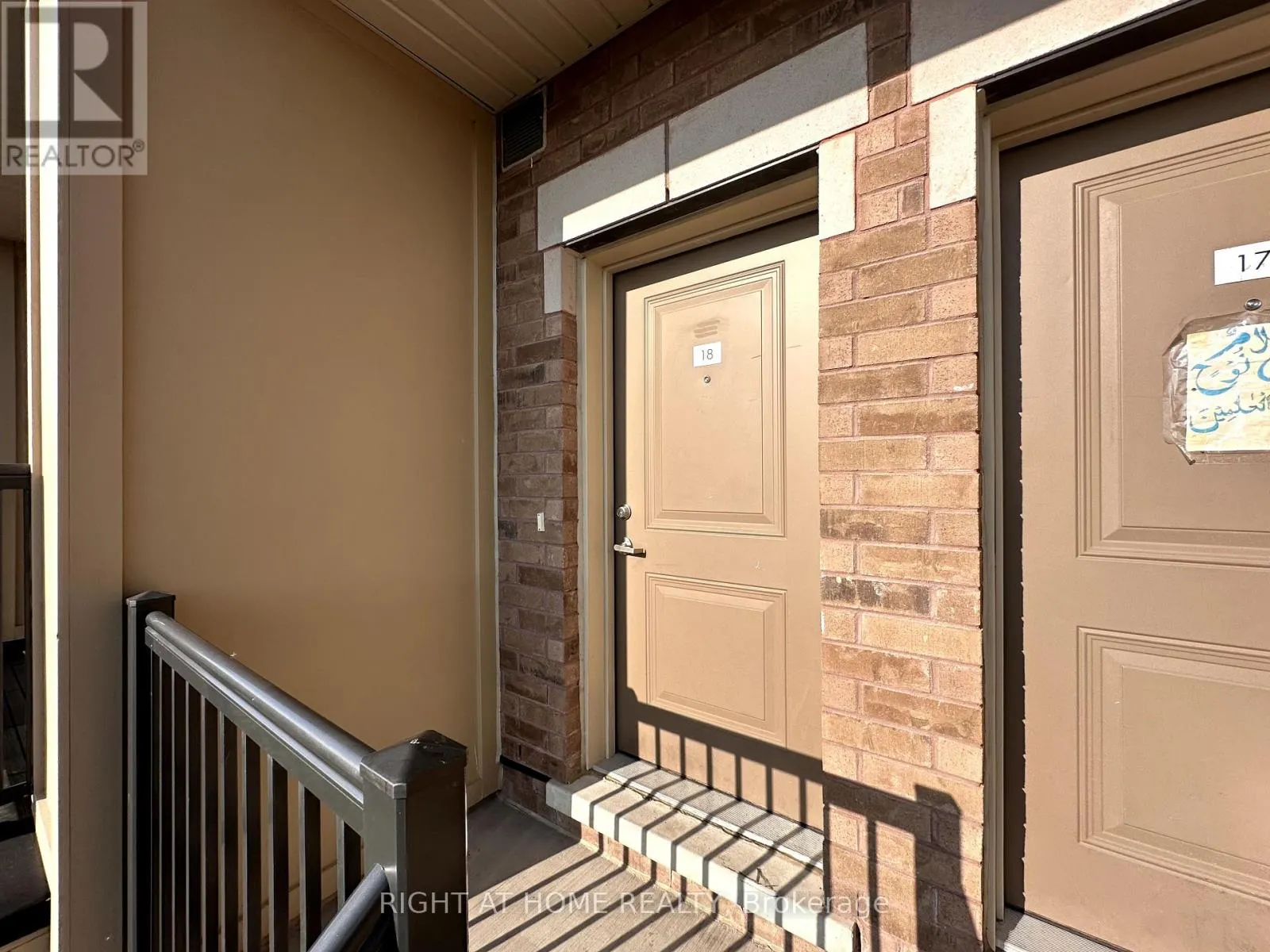 18 - 470 BERESFORD PATH