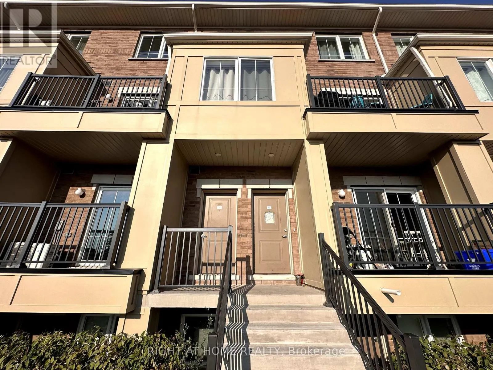18 - 470 BERESFORD PATH