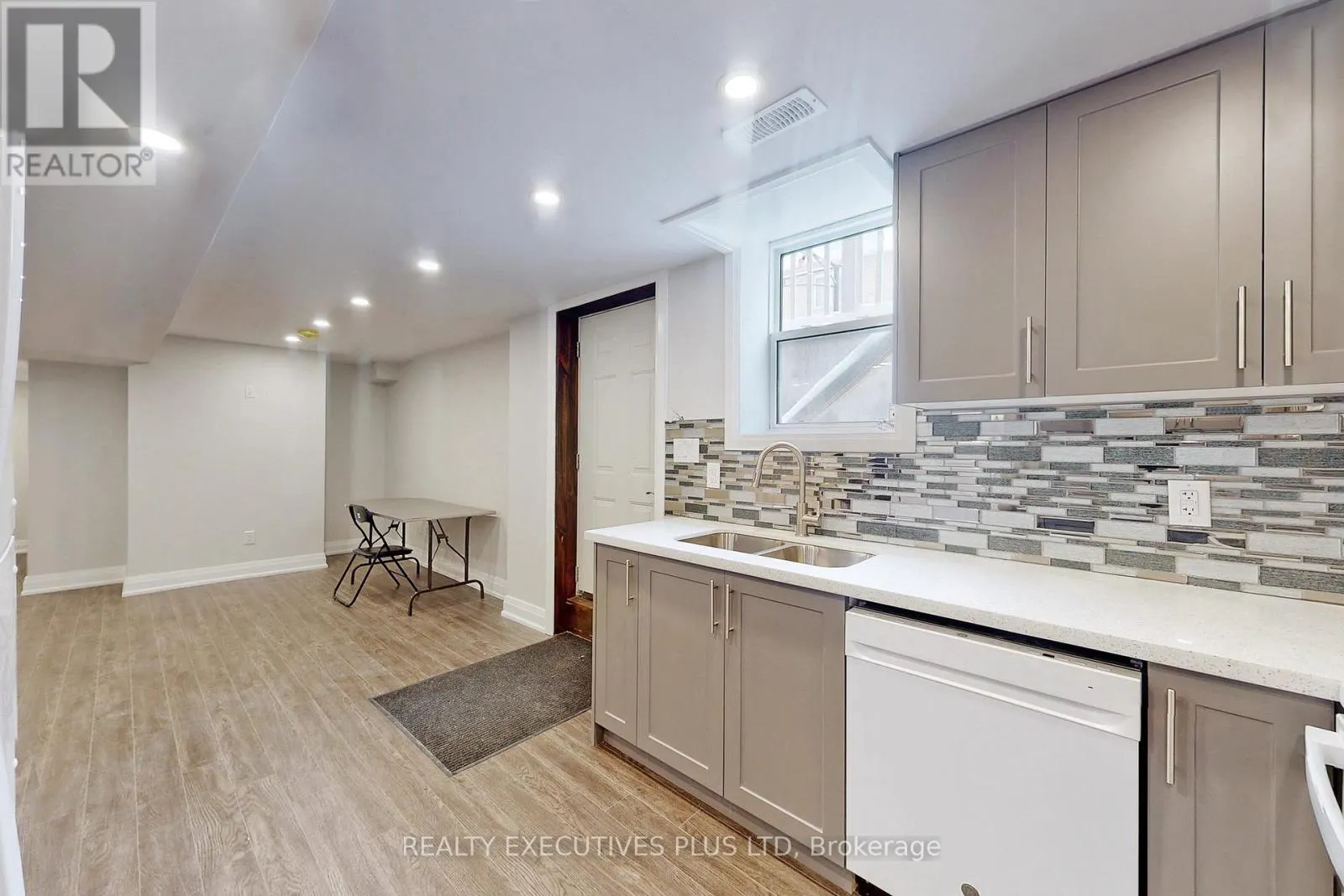 29 WESTON CRESCENT