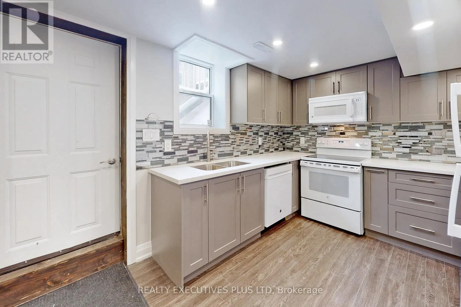 29 WESTON CRESCENT