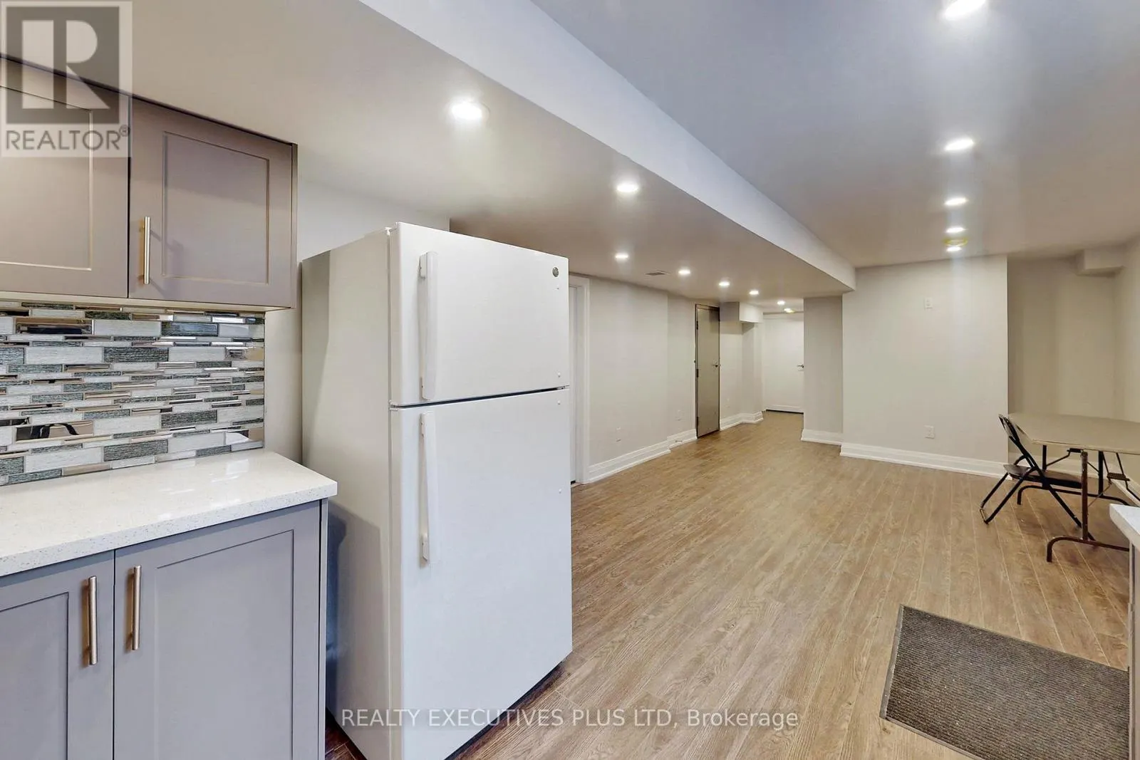 29 WESTON CRESCENT