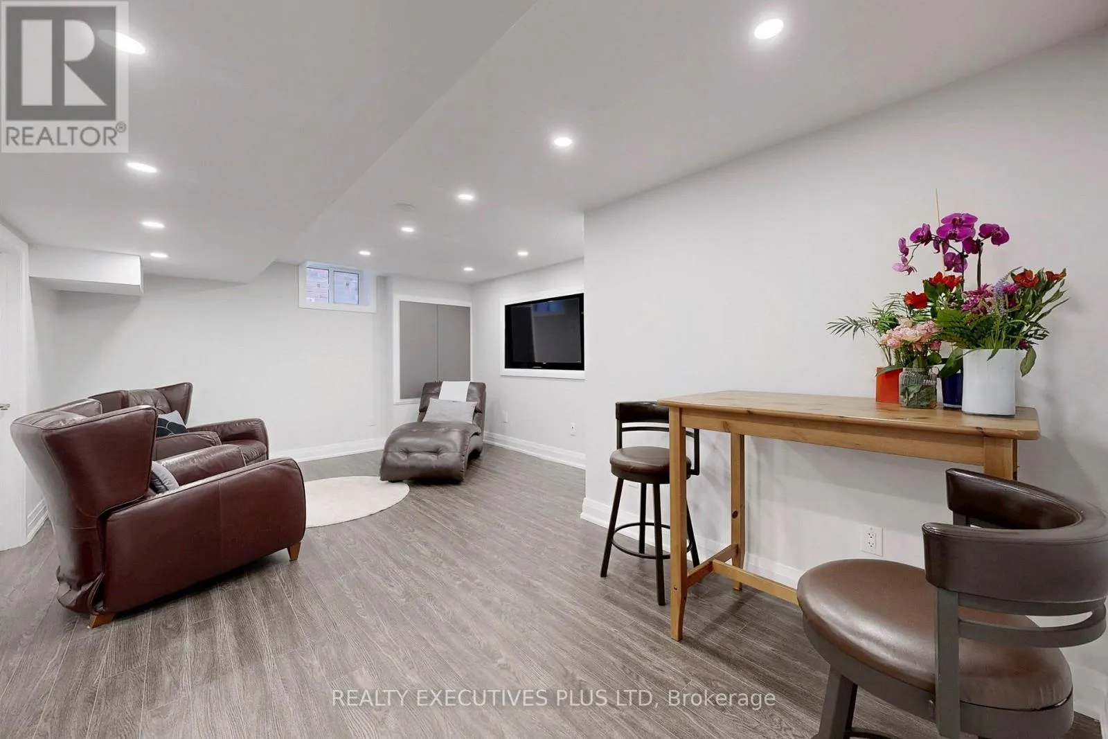 29 WESTON CRESCENT