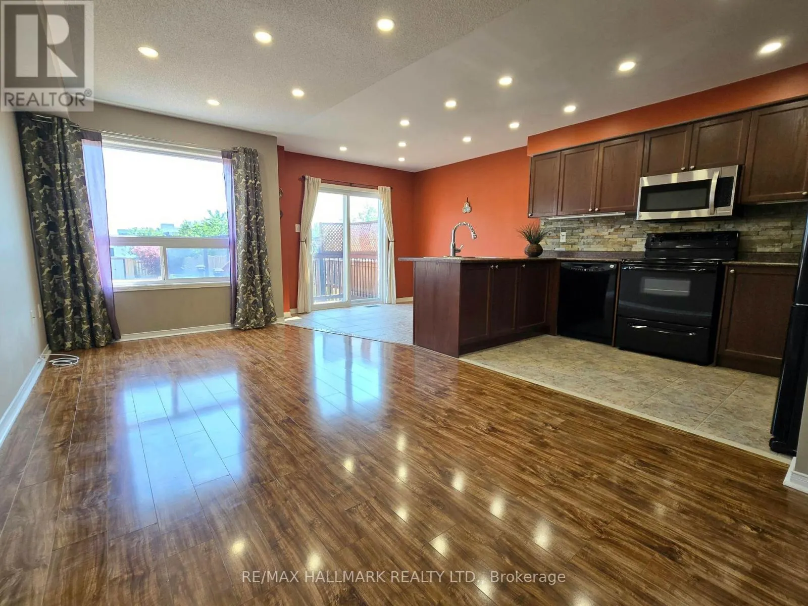 104 OCEANPEARL CRESCENT