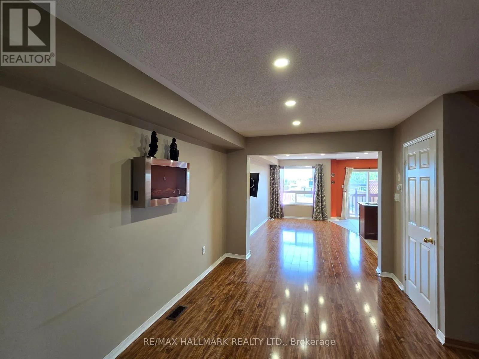 104 OCEANPEARL CRESCENT