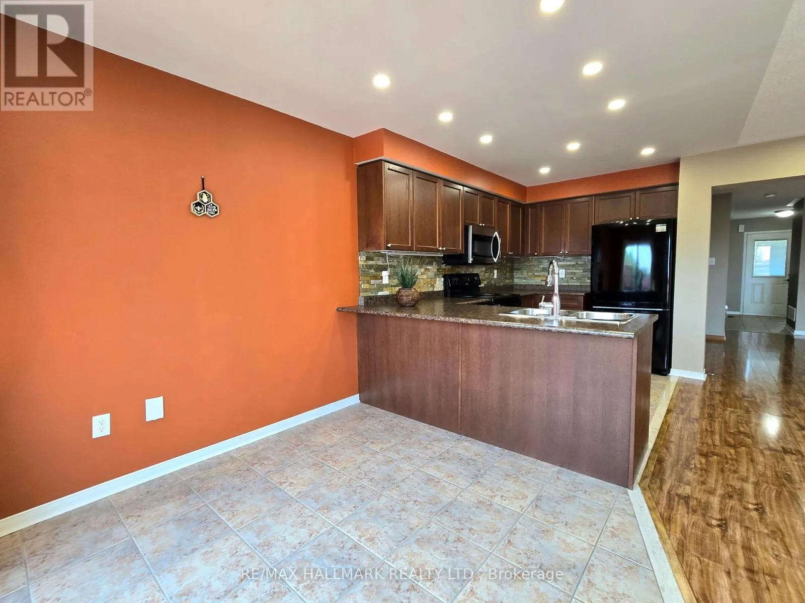 104 OCEANPEARL CRESCENT