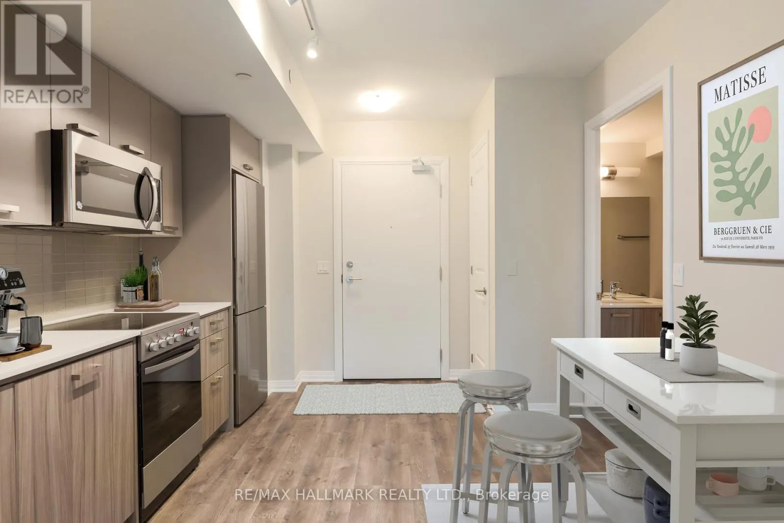 220 - 1630 QUEEN STREET E