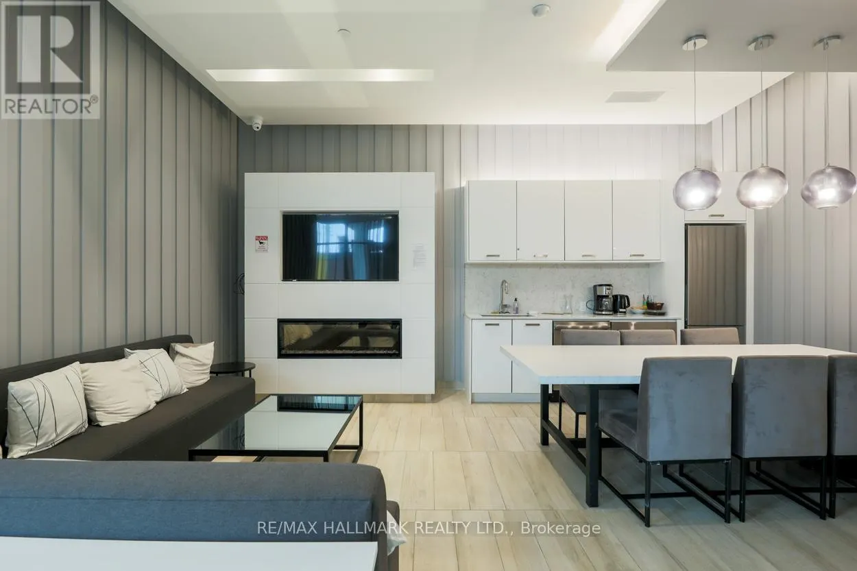 220 - 1630 QUEEN STREET E